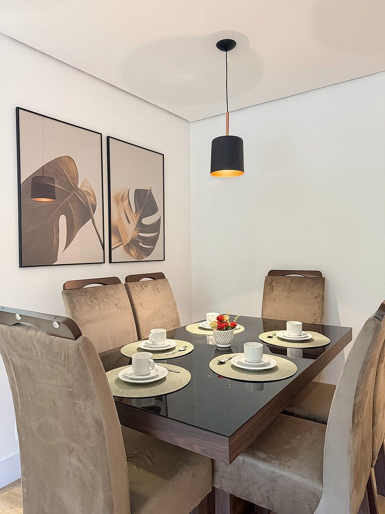 2 suítes • Acomoda 6 • Bavária • Conforto premium