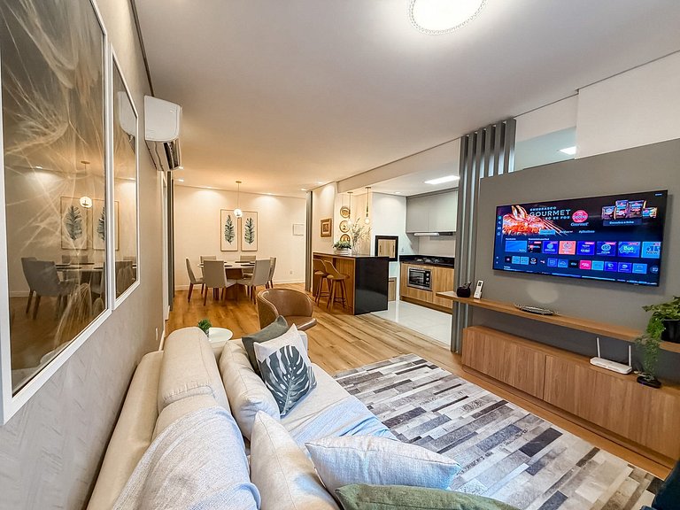 Apt 2 suites e 2 vagas, metros da Rua Coberta