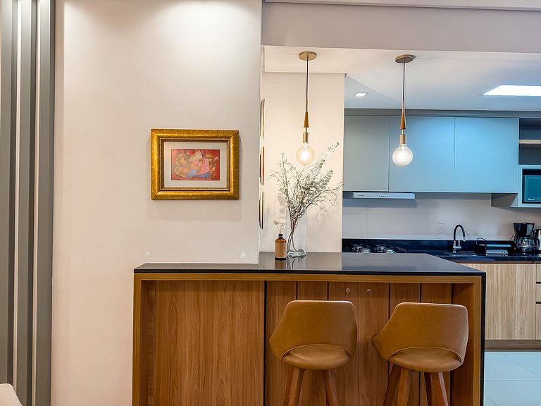 Apt 2 suites e 2 vagas, metros da Rua Coberta