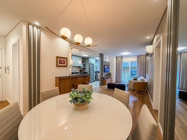 Apt 2 suites e 2 vagas, metros da Rua Coberta