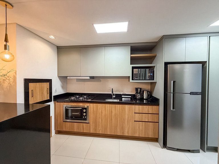 Apt 2 suites e 2 vagas, metros da Rua Coberta