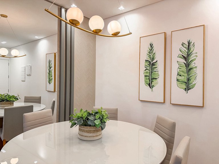 Apt 2 suites e 2 vagas, metros da Rua Coberta