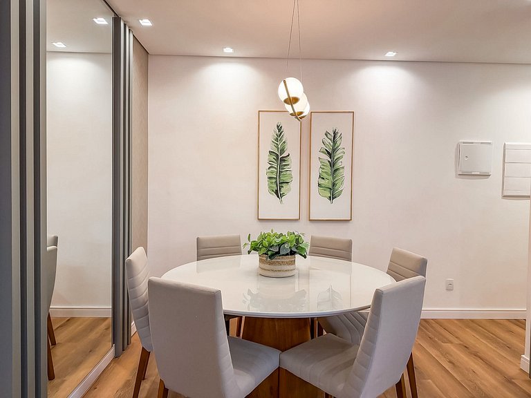 Apt 2 suites e 2 vagas, metros da Rua Coberta