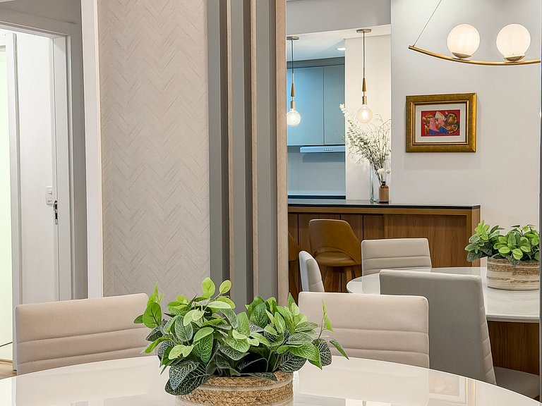 Apt 2 suites e 2 vagas, metros da Rua Coberta
