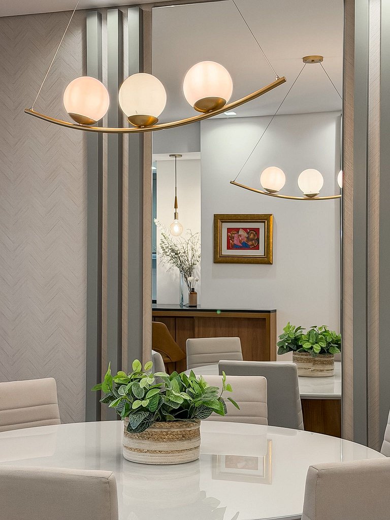 Apt 2 suites e 2 vagas, metros da Rua Coberta
