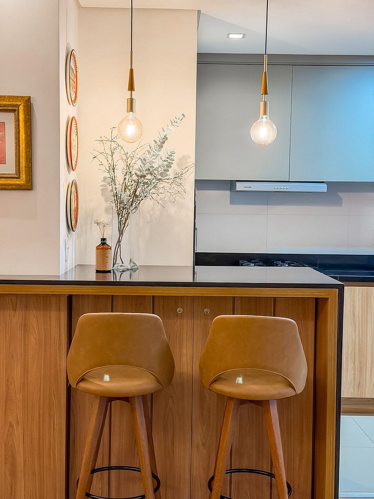 Apt 2 suites e 2 vagas, metros da Rua Coberta