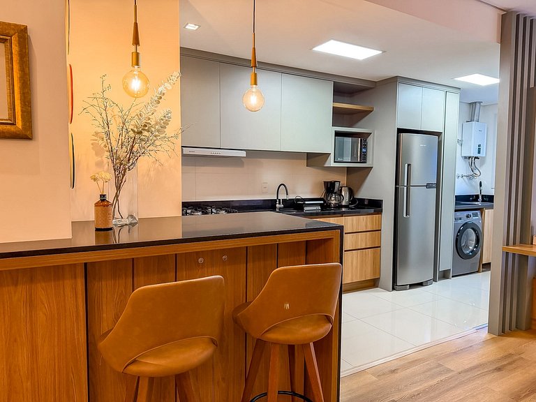 Apt 2 suites e 2 vagas, metros da Rua Coberta