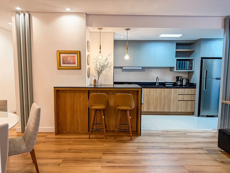Apt 2 suites e 2 vagas, metros da Rua Coberta