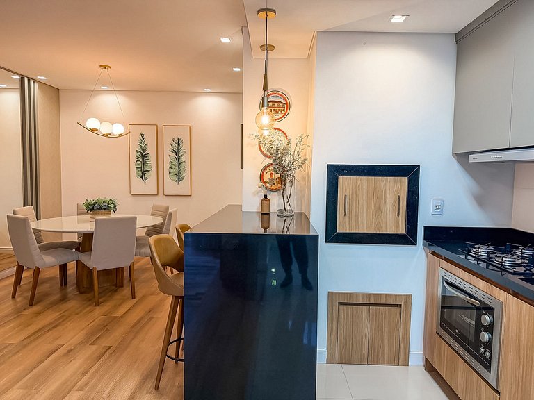 Apt 2 suites e 2 vagas, metros da Rua Coberta