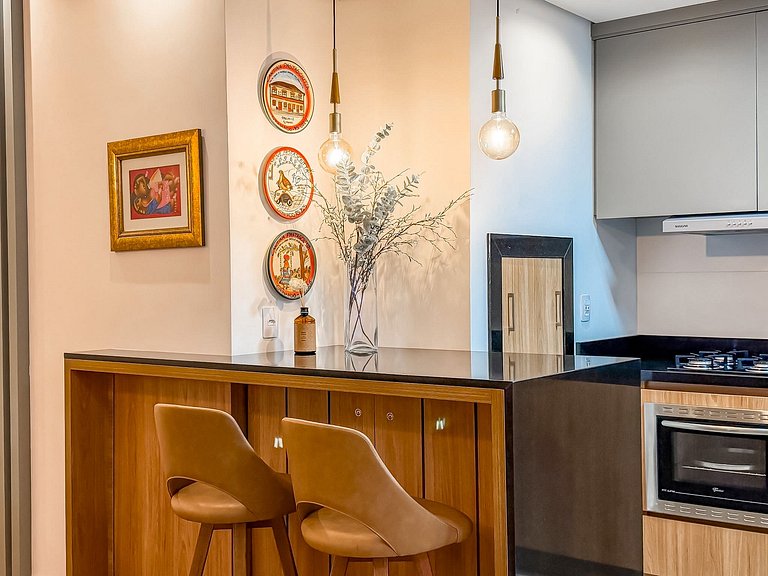 Apt 2 suites e 2 vagas, metros da Rua Coberta