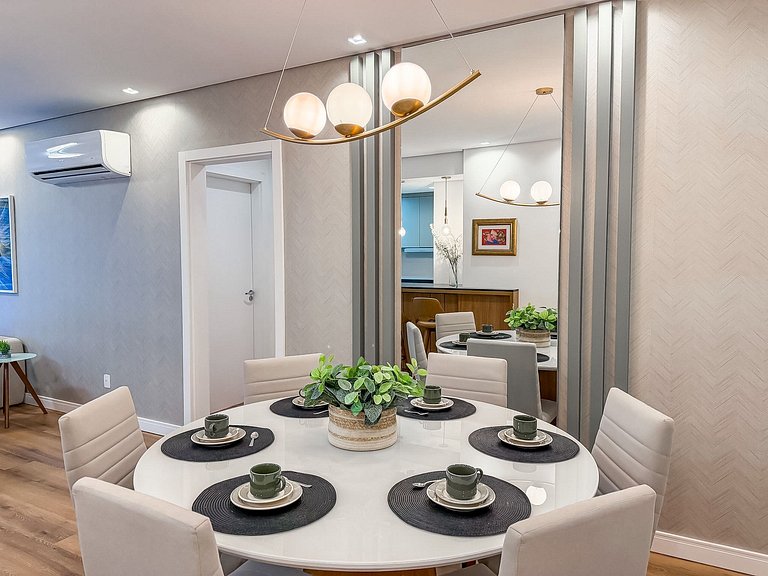 Apt 2 suites e 2 vagas, metros da Rua Coberta