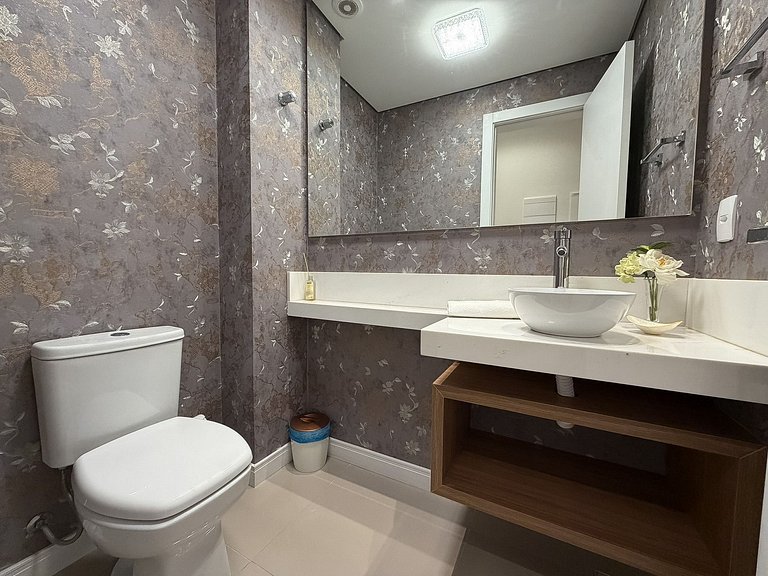 Apt 2 suites e 2 vagas, metros da Rua Coberta