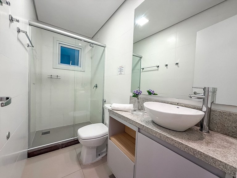 Apt 2 suites e 2 vagas, metros da Rua Coberta