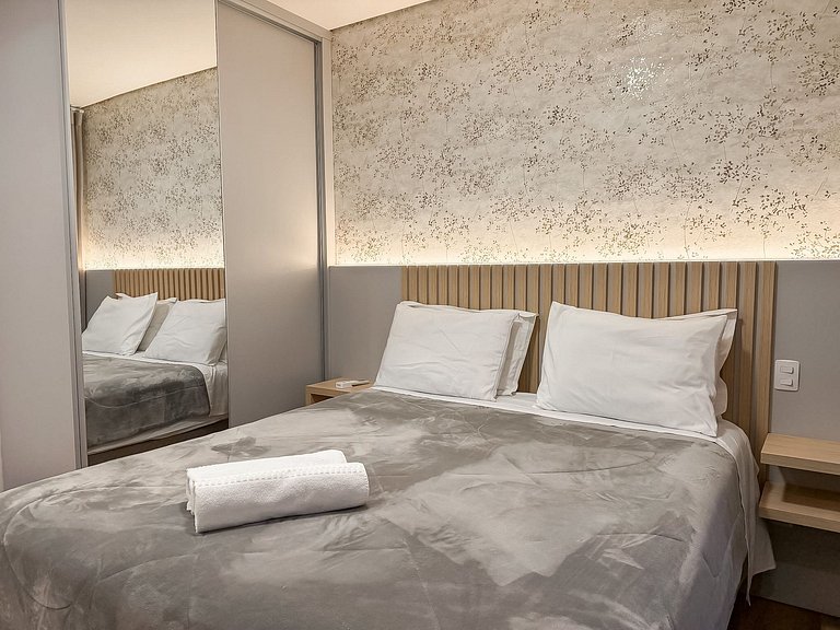 Apt 2 suites e 2 vagas, metros da Rua Coberta