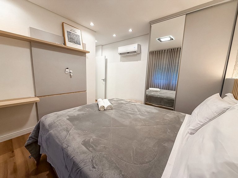 Apt 2 suites e 2 vagas, metros da Rua Coberta