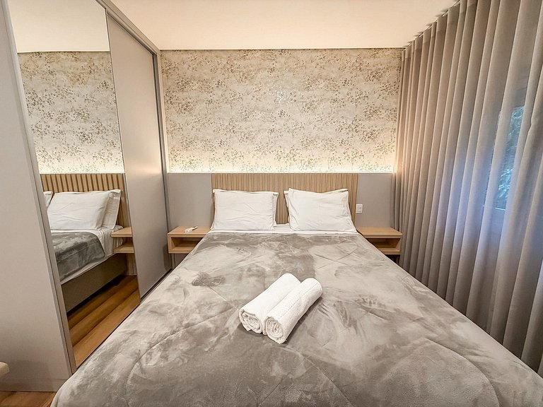 Apt 2 suites e 2 vagas, metros da Rua Coberta