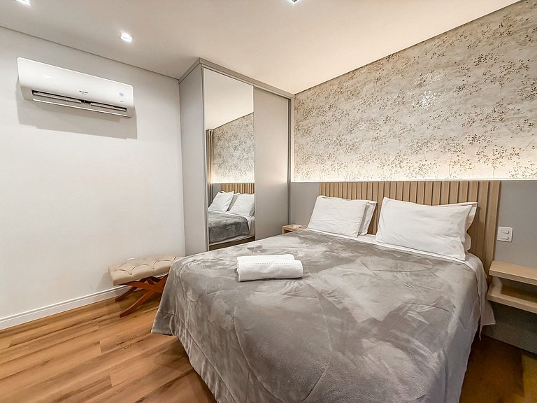 Apt 2 suites e 2 vagas, metros da Rua Coberta
