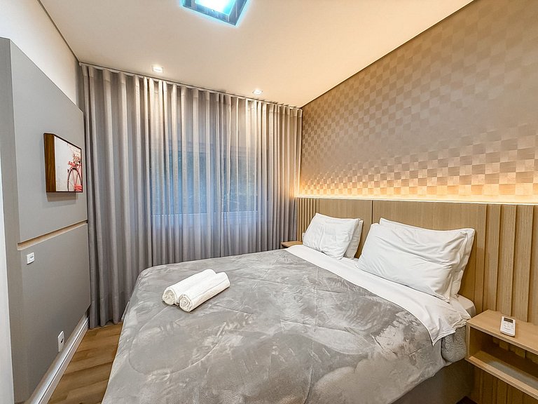 Apt 2 suites e 2 vagas, metros da Rua Coberta