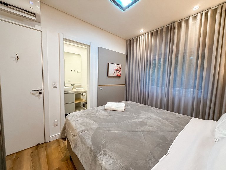 Apt 2 suites e 2 vagas, metros da Rua Coberta