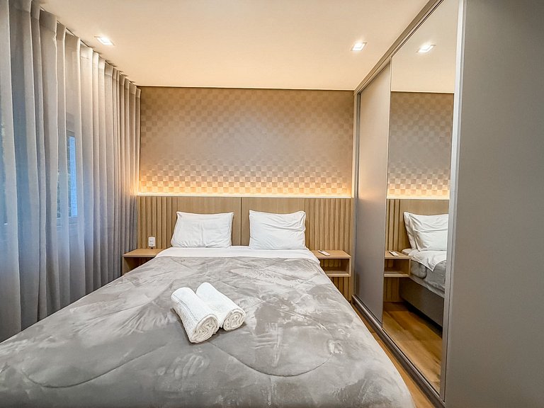 Apt 2 suites e 2 vagas, metros da Rua Coberta