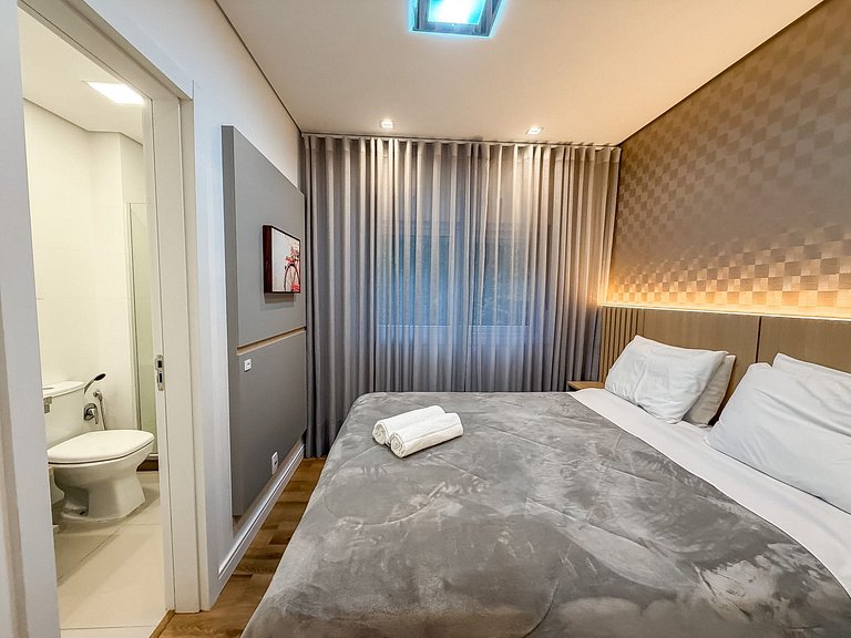 Apt 2 suites e 2 vagas, metros da Rua Coberta