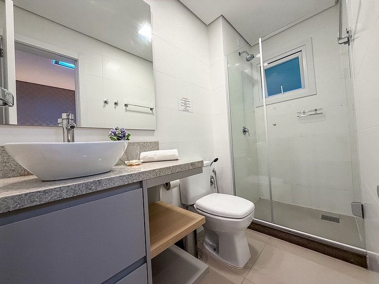 Apt 2 suites e 2 vagas, metros da Rua Coberta