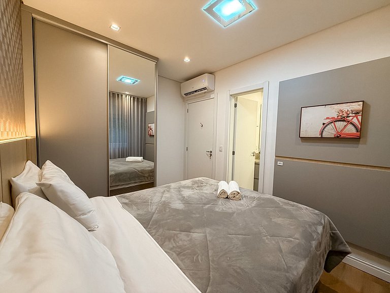 Apt 2 suites e 2 vagas, metros da Rua Coberta