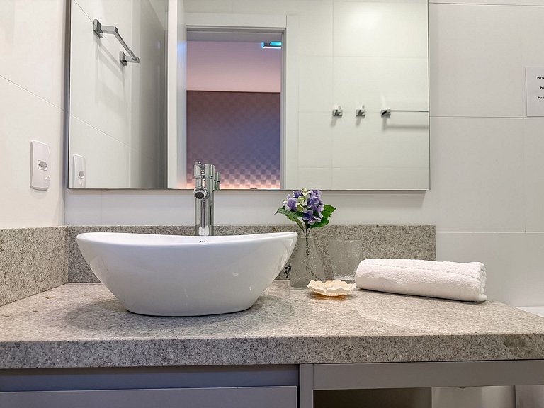 Apt 2 suites e 2 vagas, metros da Rua Coberta